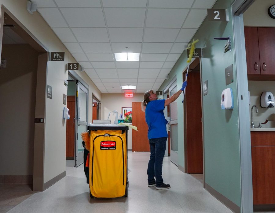 medical-office-cleaning-employee-1